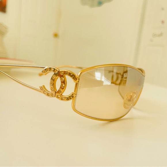 🌸SOLD🌸CHANEL AUTHENTIC Gold CC crystal sunglasses - Picture 3 of 16